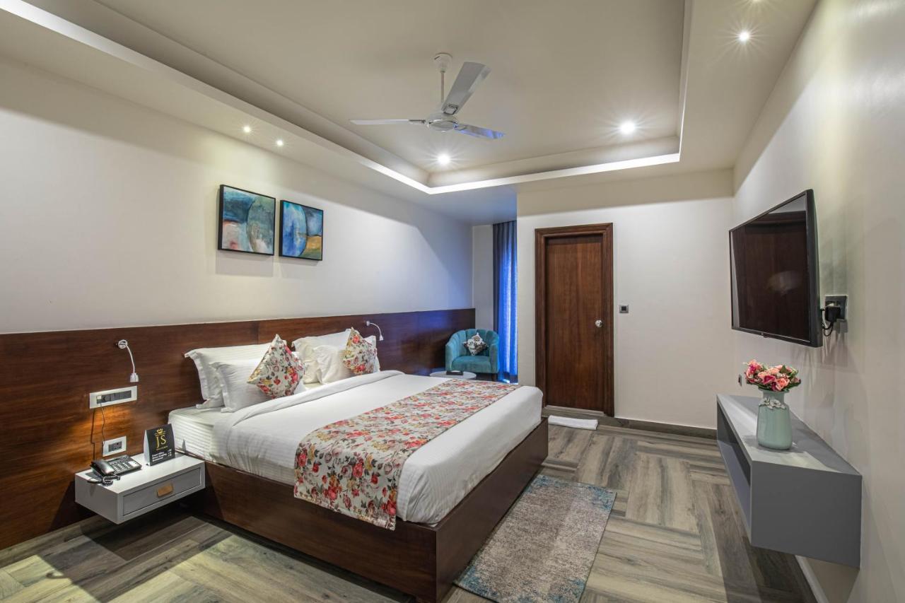 Hotel Js Souvenir Dehradun Esterno foto