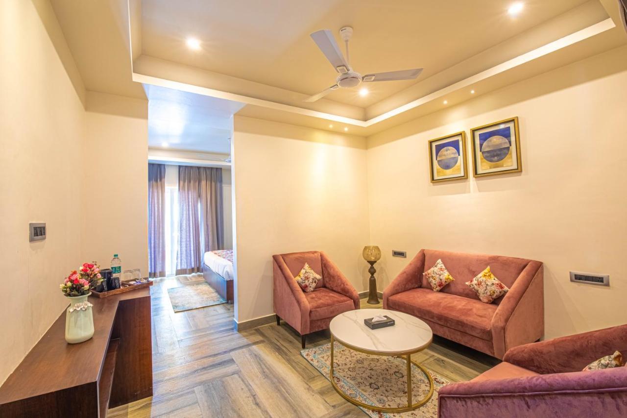 Hotel Js Souvenir Dehradun Esterno foto
