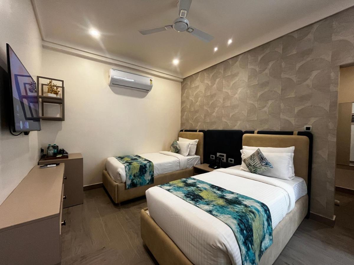 Hotel Js Souvenir Dehradun Esterno foto