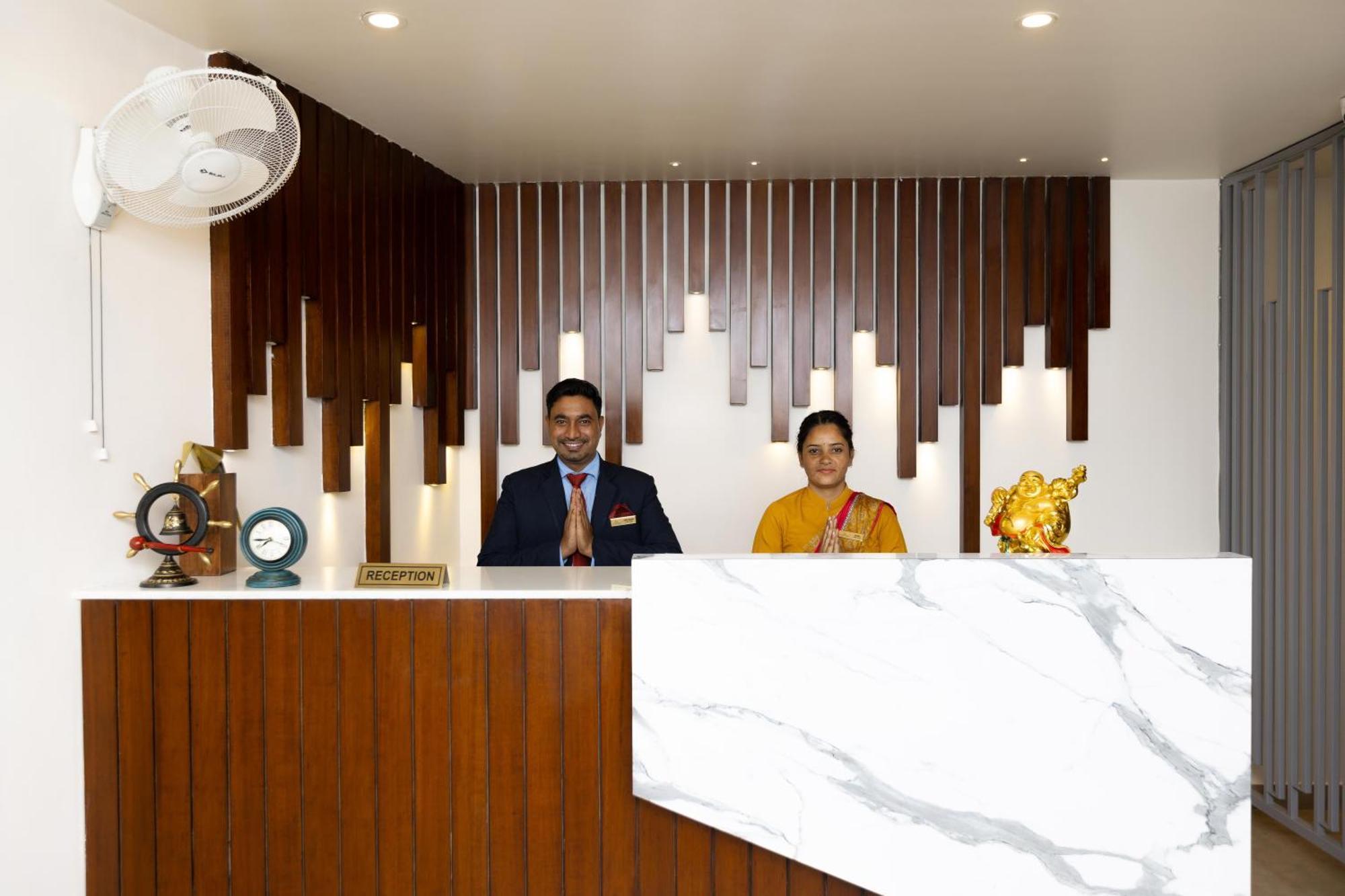 Hotel Js Souvenir Dehradun Esterno foto